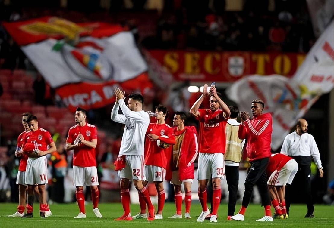 欧冠小组赛战况激烈，豪门球队备受考验的简单介绍